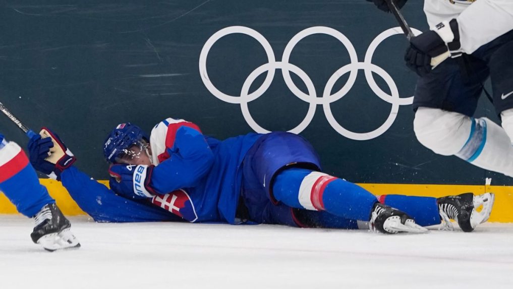 Martin Pospíšil po tvrdom zákroku fínskeho hokejistu.