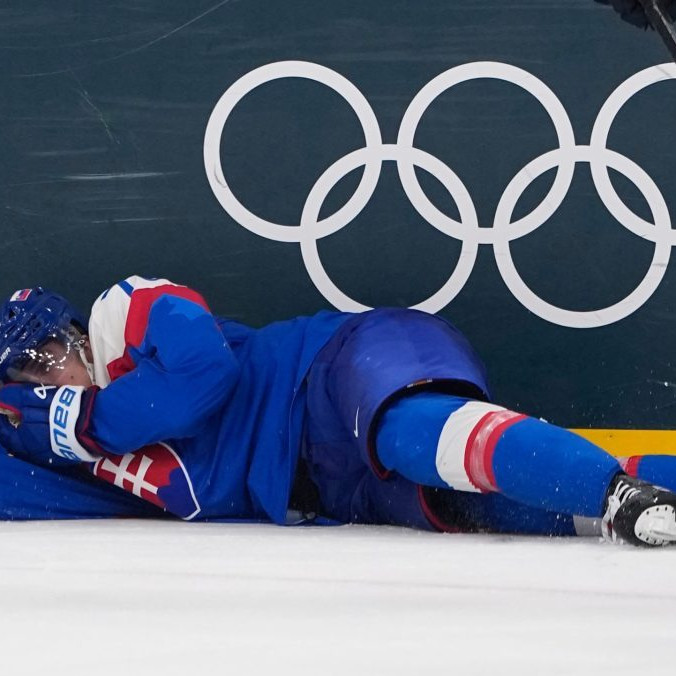 Martin Pospíšil po tvrdom zákroku fínskeho hokejistu.