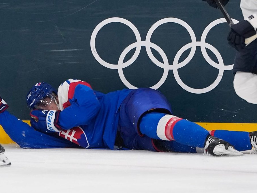 Martin Pospíšil po tvrdom zákroku fínskeho hokejistu.