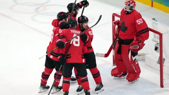 Kanadskí hokejisti oslavujú postup do finále ZOH 2026.
