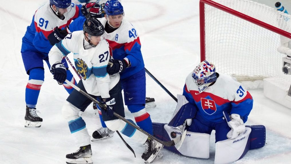 Samuel Hlavaj zasahuje proti fínskemu hráčovi.