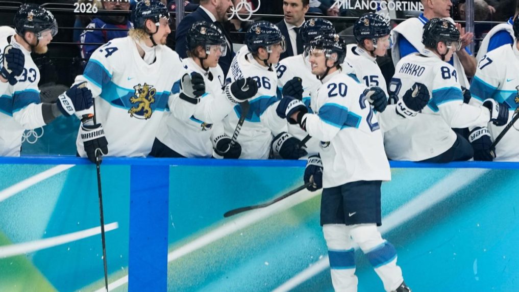 Fínski hokejisti oslavujú gól proti Slovensku v zápase o bronz.