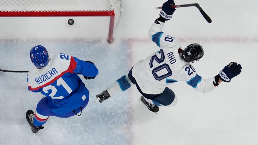 Fín Sebastian Aho oslavuje otvárací gól v zápase o bronz proti Slovensku.