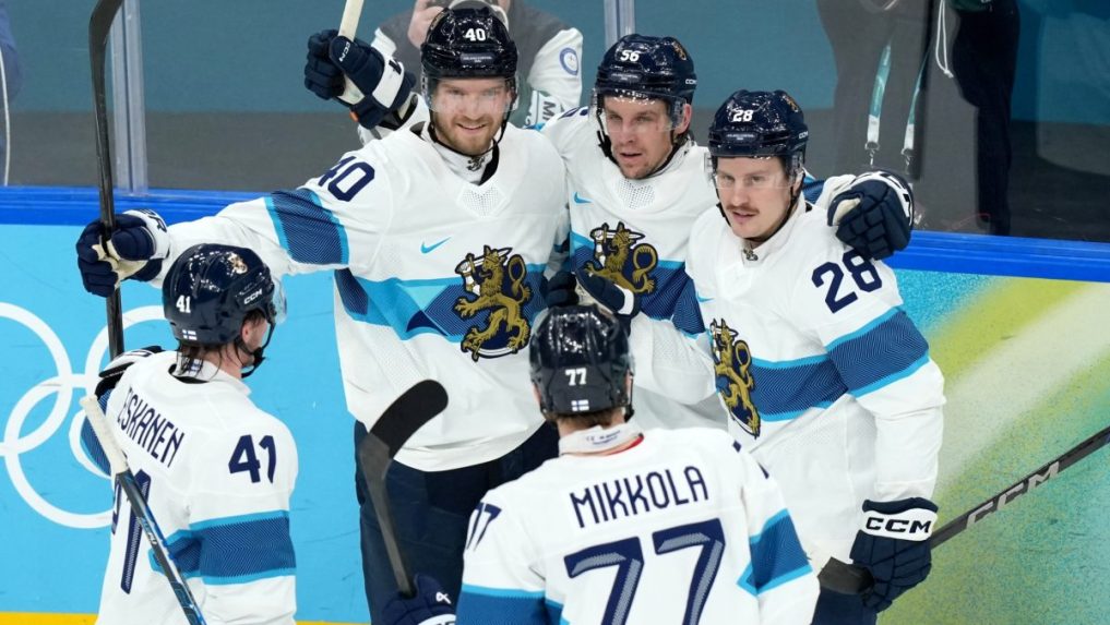 Fínski hokejisti oslavujú gól proti Slovensku.