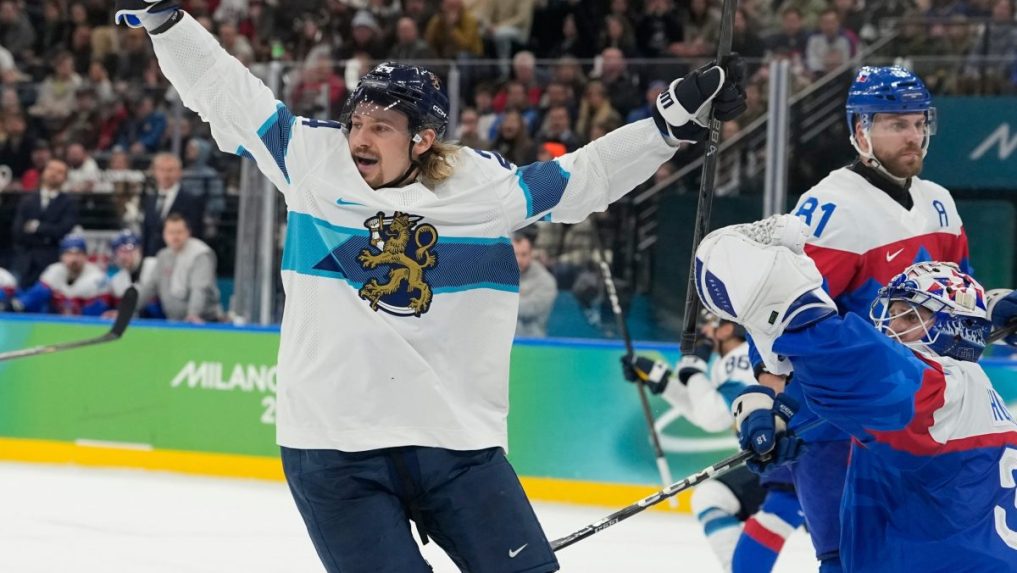 Fín Roope Hintz oslavuje gól proti Slovensku v zápase o bronz.