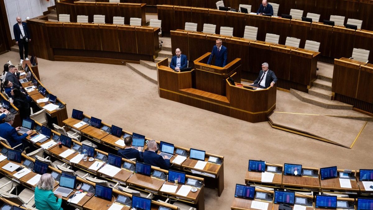 Rezort spravodlivosti chce zmeniť &uacute;stavu tak, aby sa parlament dal odvolať aj cez ľudov&eacute; hlasovanie