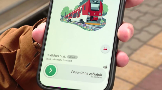 Na snímke je na obrazovke telefónu nová aplikácia ZSSK, ktorá je v pilotnom testovaní.