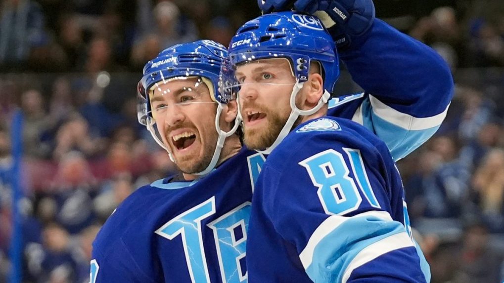 Erik Černák (81) sa teší z gólu so spoluhráčom Ryanom McDonaghom.