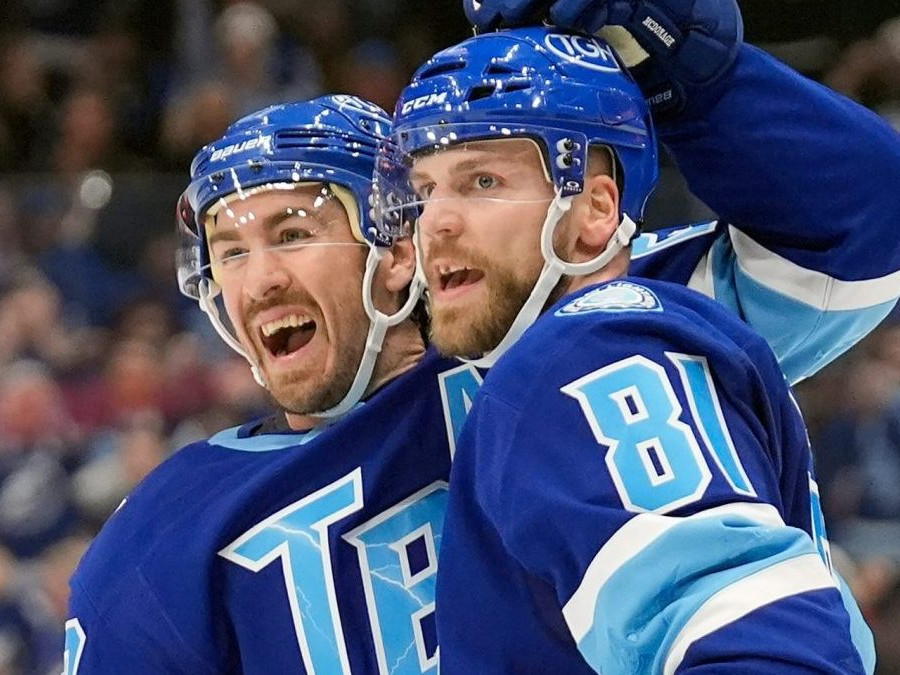 Erik Černák (81) sa teší z gólu so spoluhráčom Ryanom McDonaghom.