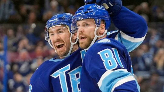 Erik Černák (81) sa teší z gólu so spoluhráčom Ryanom McDonaghom.