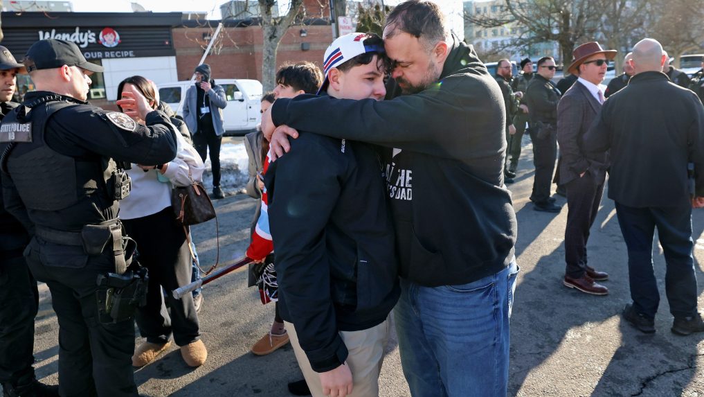 Rodiny reagujú na streľbu na Rhode Islande.