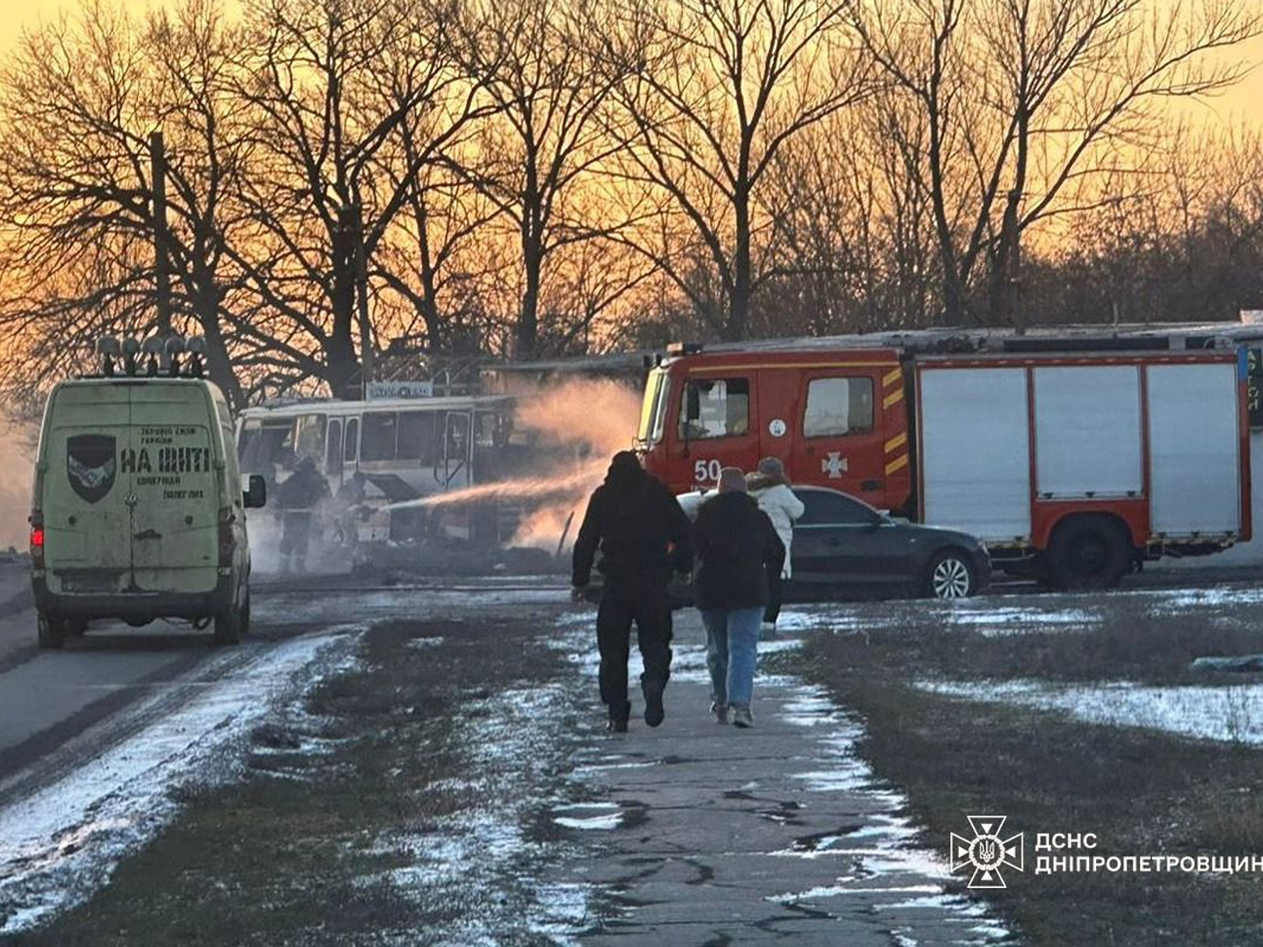 Dron zabíjal blízko firemného autobusu.