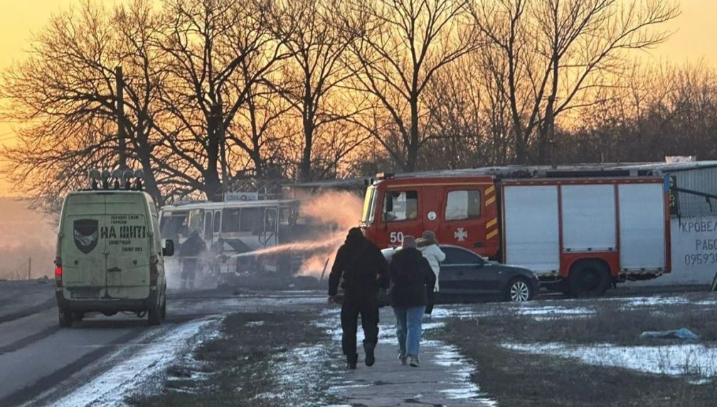Dron zabíjal blízko firemného autobusu.
