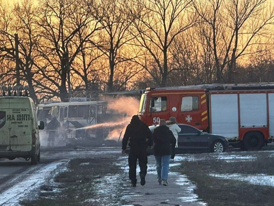 Dron zabíjal blízko firemného autobusu.
