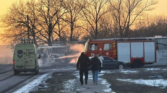Dron zabíjal blízko firemného autobusu.