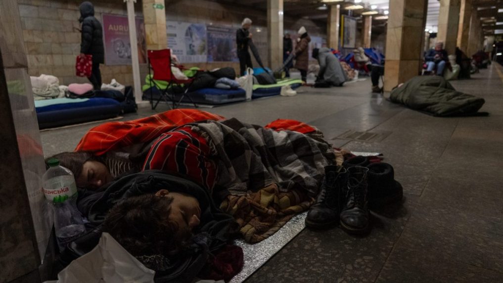 Ľudia sa skrývajú pred ruskými útokmi na stanici kyjevského metra.