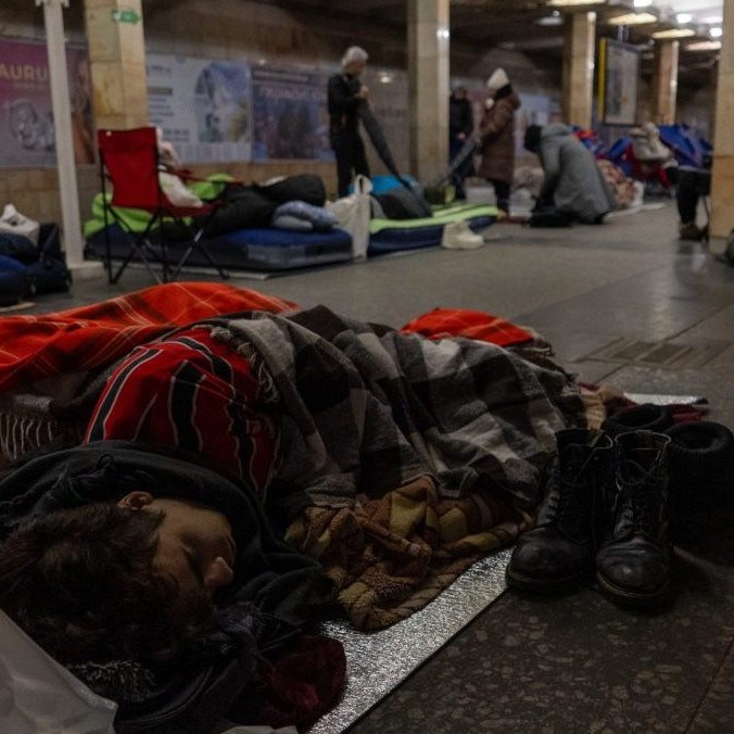 Ľudia sa skrývajú pred ruskými útokmi na stanici kyjevského metra.