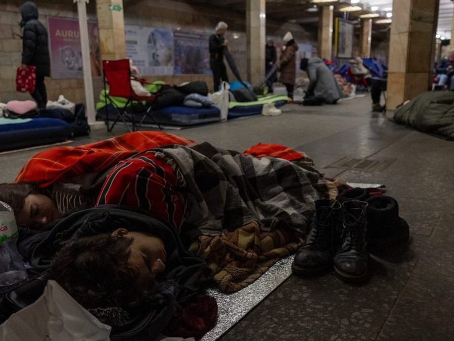 Ľudia sa skrývajú pred ruskými útokmi na stanici kyjevského metra.