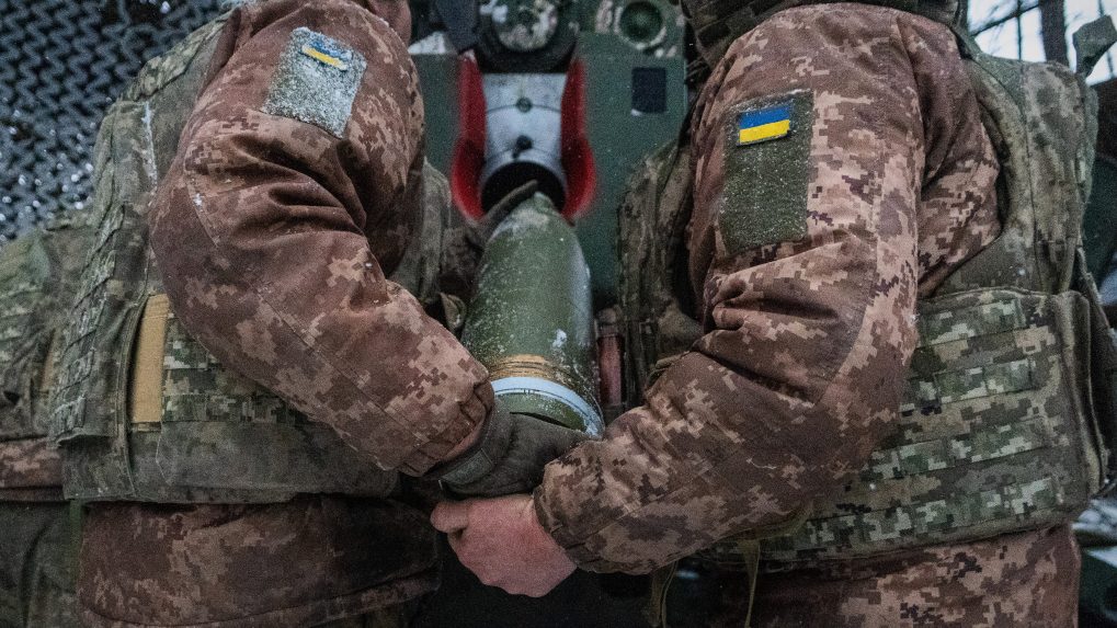 Ukrajinskí vojaci pred paľbou na ruské pozície v Charkovsku.