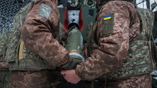 Ukrajinskí vojaci pred paľbou na ruské pozície v Charkovsku.