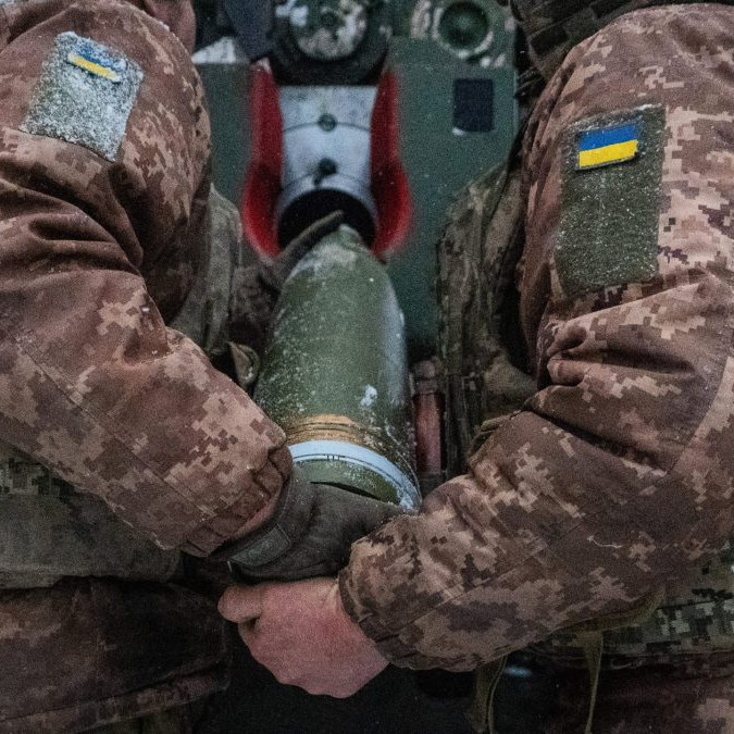 Ukrajinskí vojaci pred paľbou na ruské pozície v Charkovsku.