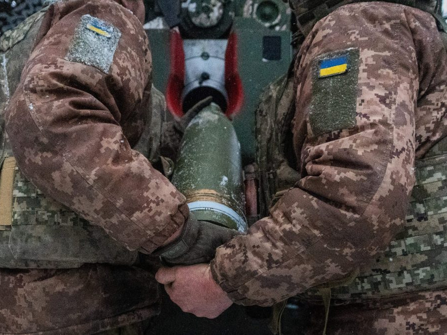 Ukrajinskí vojaci pred paľbou na ruské pozície v Charkovsku.