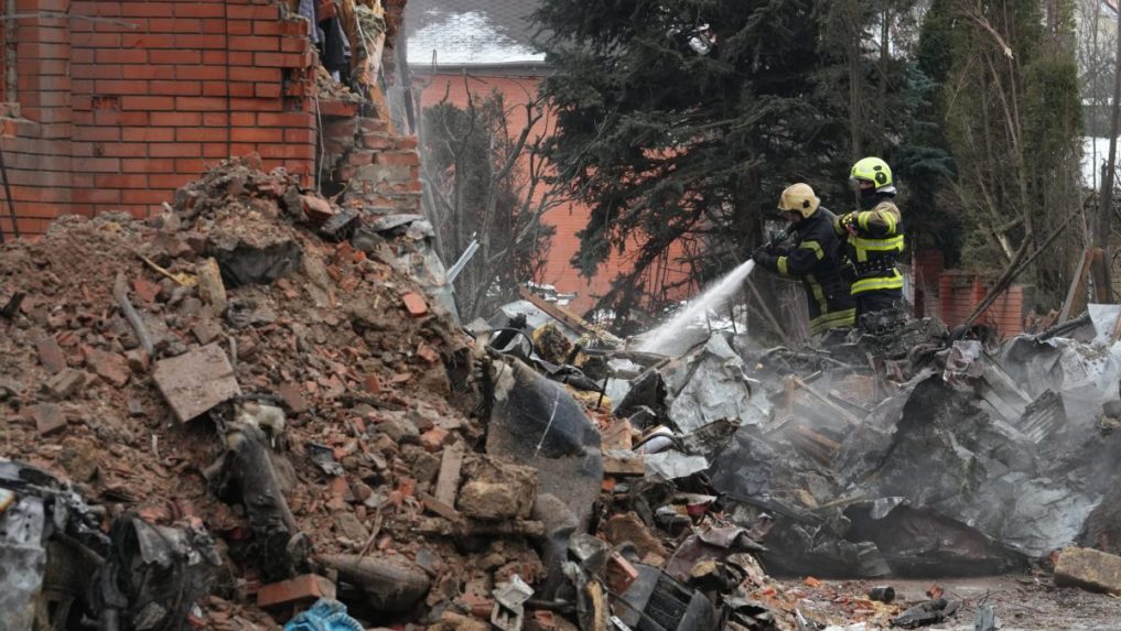 Hasiči zasahujú po ruskom útoku v Kyjeve.