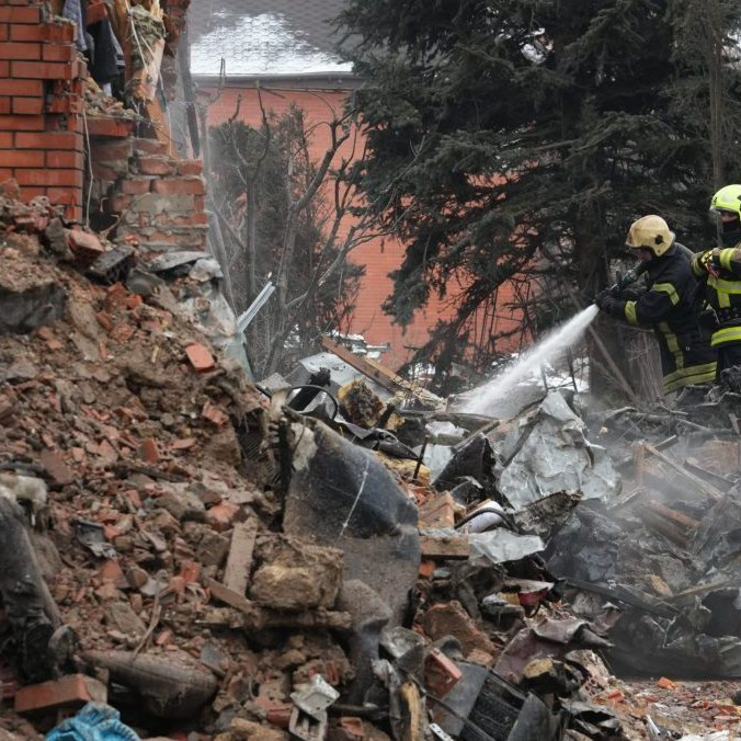 Hasiči zasahujú po ruskom útoku v Kyjeve.