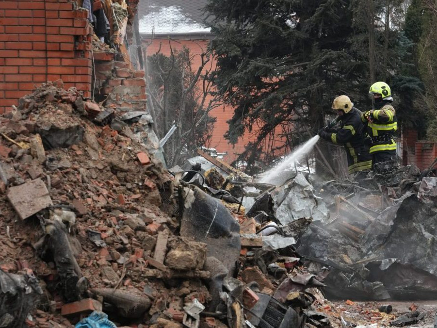 Hasiči zasahujú po ruskom útoku v Kyjeve.