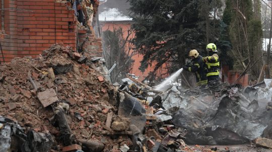Hasiči hasia trosky po ruskom útoku v Kyjeve.