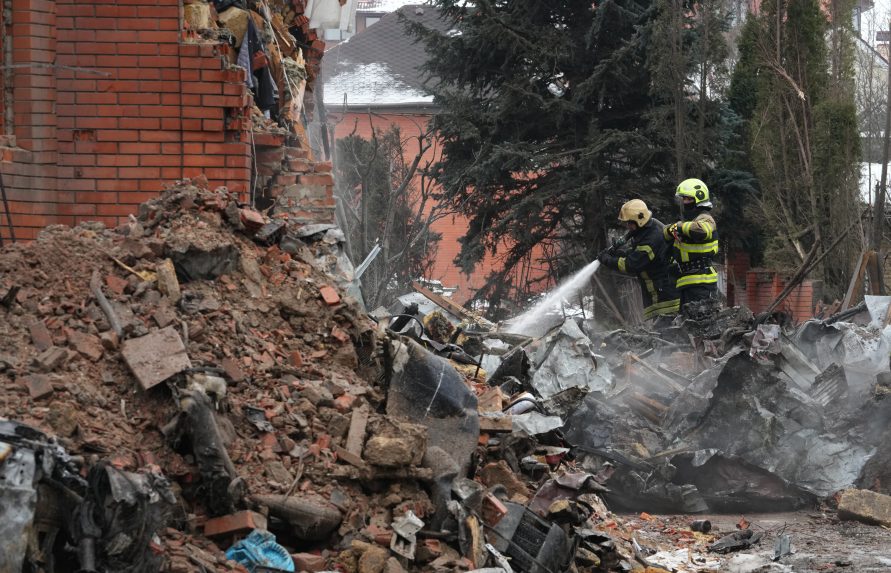 Hasiči hasia trosky po ruskom útoku v Kyjeve.