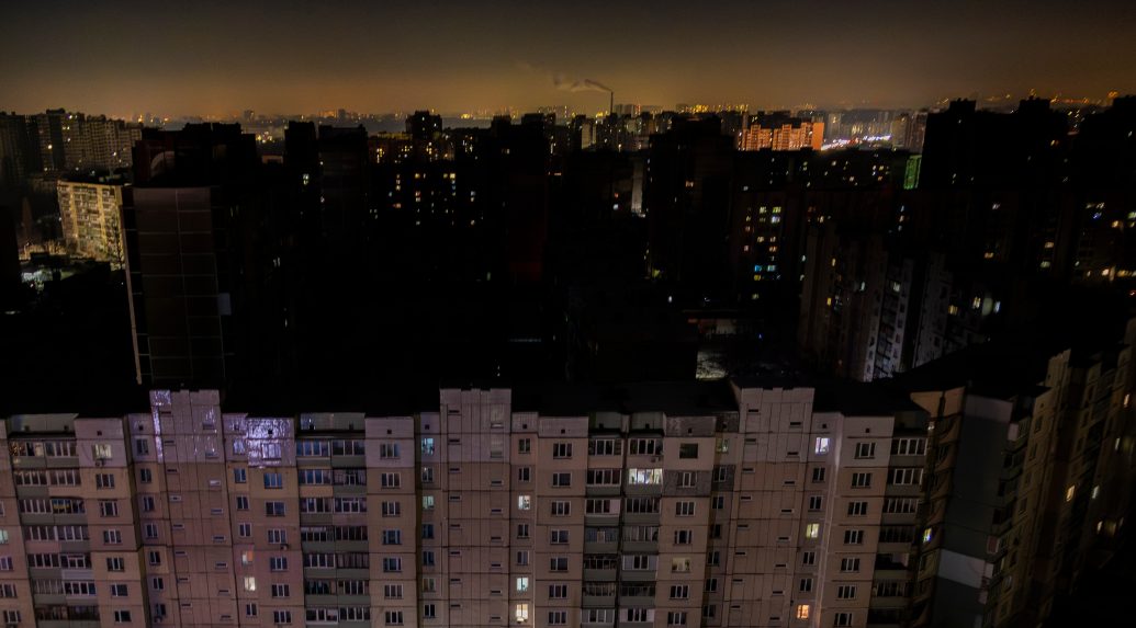 Ruskú útoky spôsobujú na ukrajine výpadky prúdu.