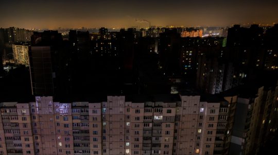 Ruskú útoky spôsobujú na ukrajine výpadky prúdu.