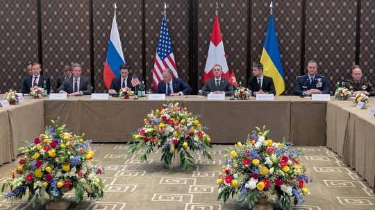 Snímka z trojstranného rokovania o ukončení vojny na Ukrajine v Ženeve.