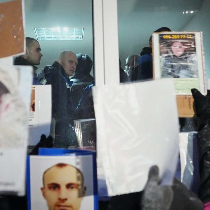 Ukrajinskí vojaci sa vracajú zo zajatia.