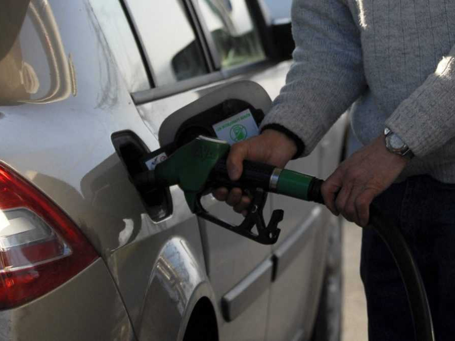 Tankovanie benzínu na čerpacej stanici.