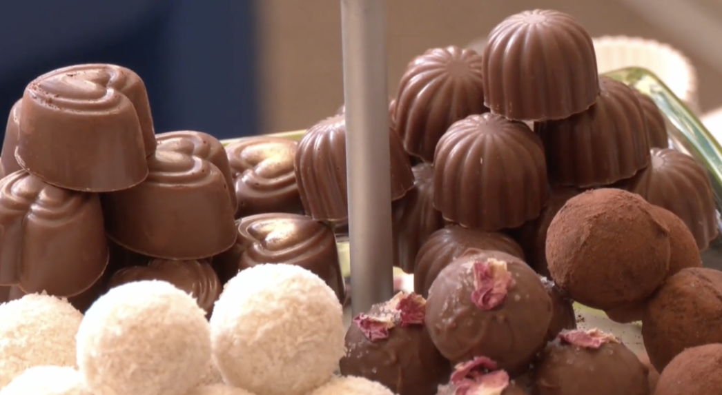 Na snimke čokoláda na výstave.