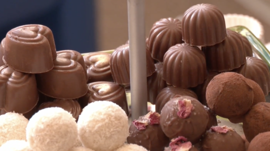 Na snimke čokoláda na výstave.