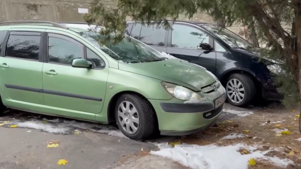Áut pribúda, parkovacích miest je málo: Zo zaužívaného miesta v bratislavskej Rači sa stal raj pre výber pokút