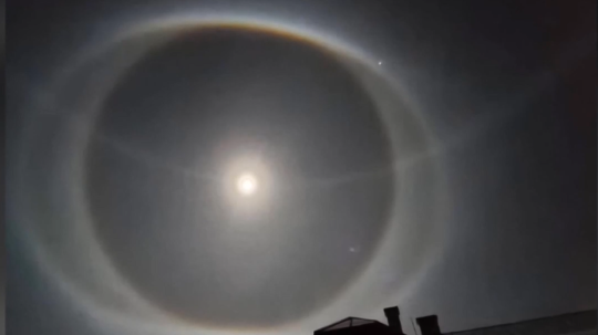 Na snímke mesačné halo.