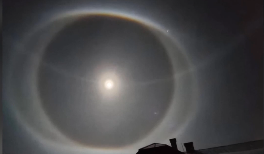 Na snímke mesačné halo.