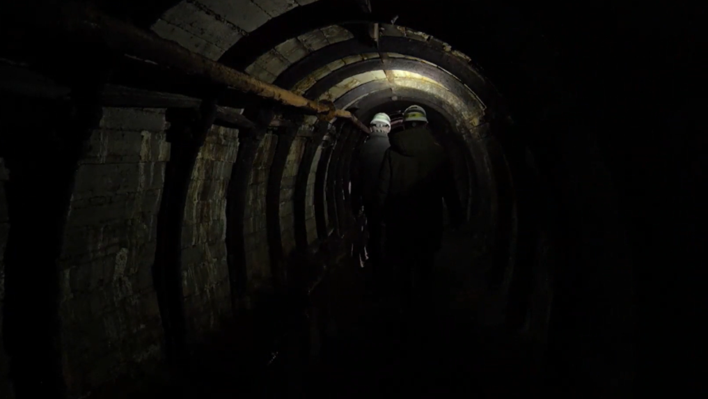 Ilustračná snímka ľudí v bani.