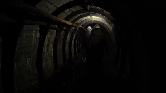 Ilustračná snímka ľudí v bani.