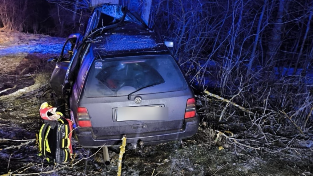 Vodič zi&scaron;iel mimo vozovky, kde s vozidlom narazil do stromu.