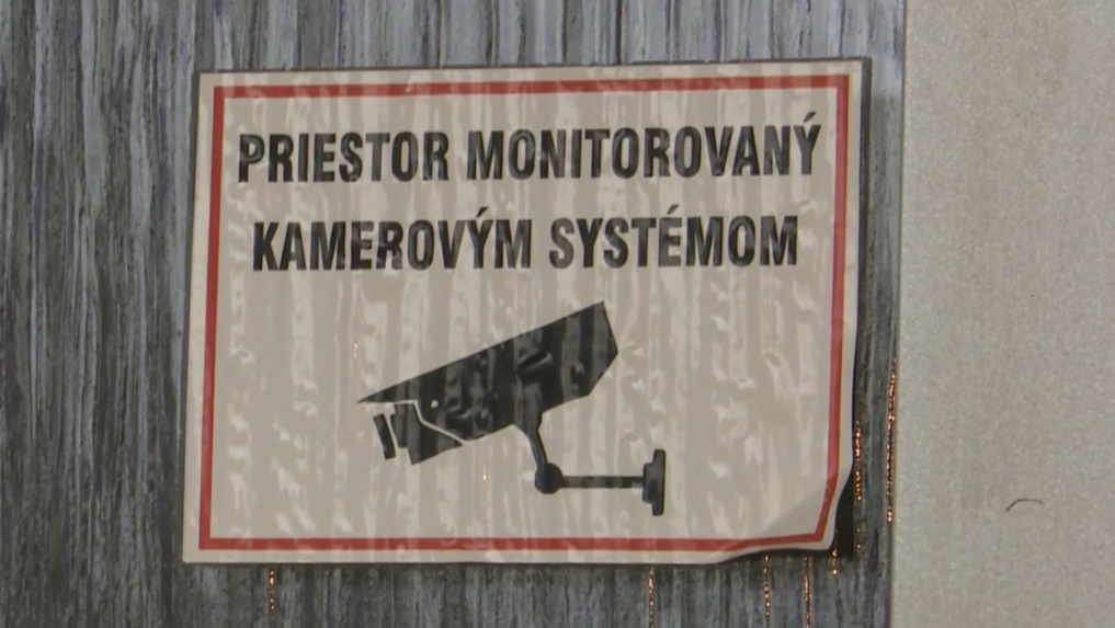 Na snímke oznam o kamerovom systéme v priestoroch bytového domu.