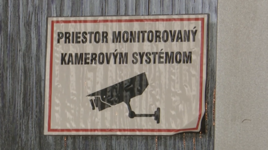 Na snímke oznam o kamerovom systéme v priestoroch bytového domu.