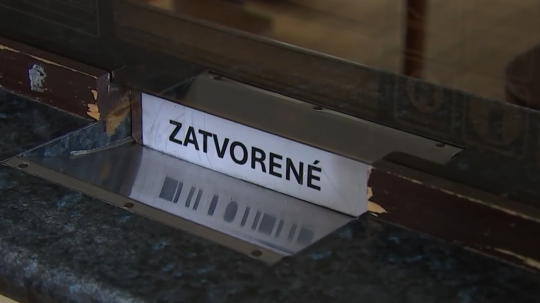 Na snímke nápis "Zatvorené" na okienku na železničnej stanici v Žiari nad Hronom.