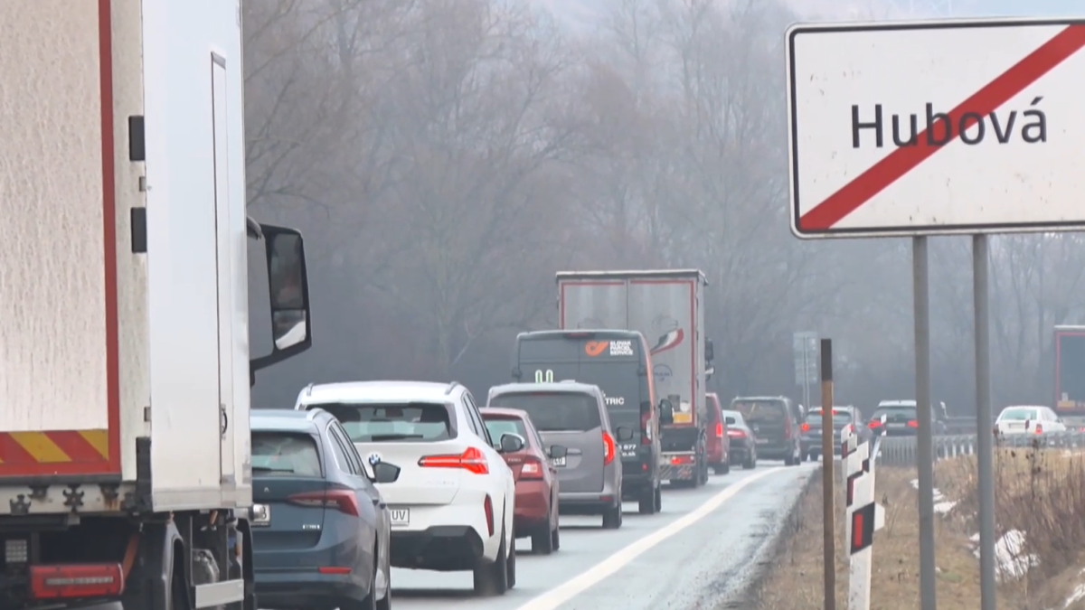 Starostovia nes&uacute;hlasia so zru&scaron;en&iacute;m tendra na &uacute;sek diaľnice na dolnom Liptove. Dopravn&aacute; situ&aacute;cia je podľa nich ne&uacute;nosn&aacute;