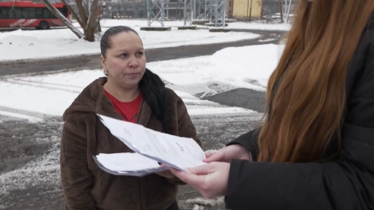 Pani Lýdia žije v bytovke vo zvolenskej časti Balkán, ktorá pripomína ruinu.