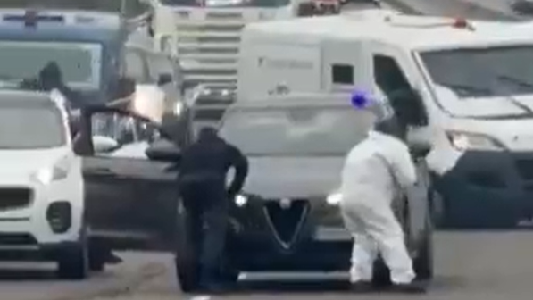 VIDEO: Lupiči na juhu Talianska sa vyd&aacute;vali za policajtov a na diaľnici strieľali na pancierov&eacute; vozidlo